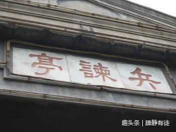 春秋时楚文王受伤战败回国，被大臣拒之门外