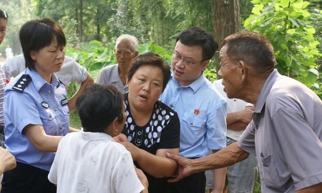 校长扶老人后遭讹后，回学校教育孩子要学会“不扶”！