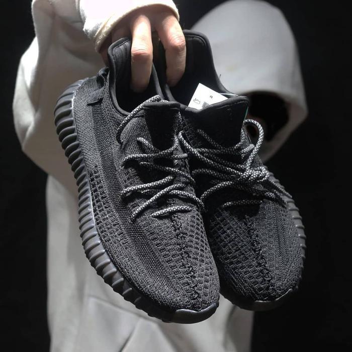 黑椰子真的又来了，YEEZY BOOST 350 V2 全黑实物曝光！