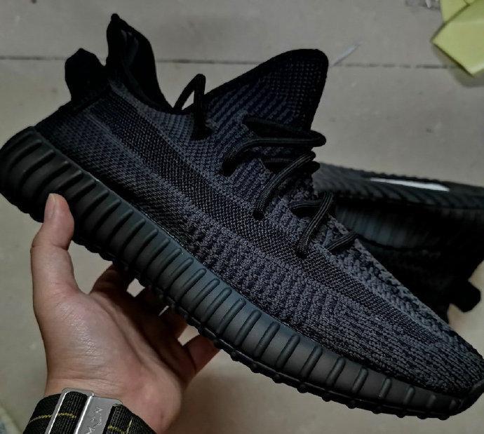 黑椰子真的又来了，YEEZY BOOST 350 V2 全黑实物曝光！