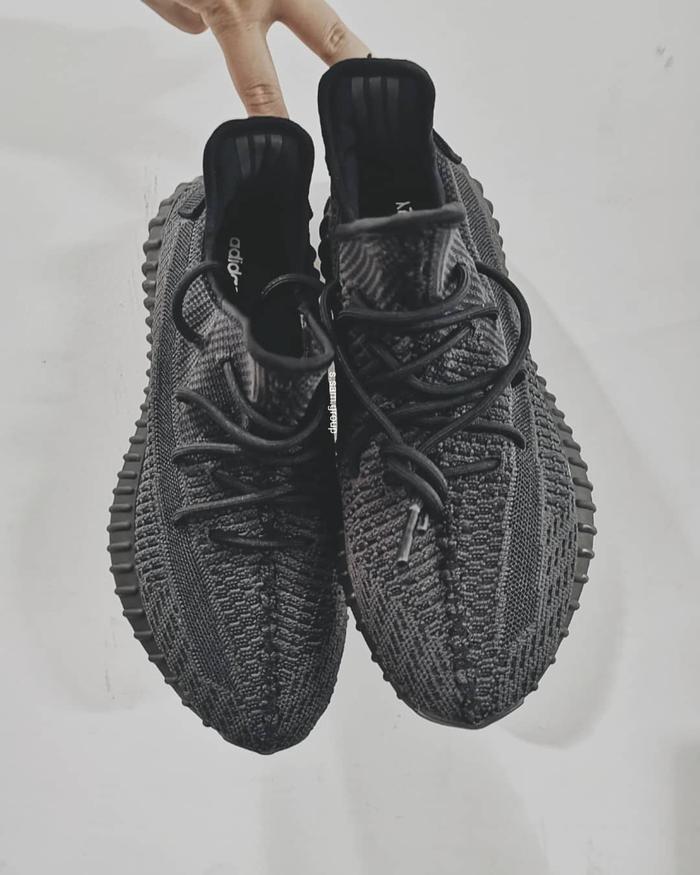 黑椰子真的又来了，YEEZY BOOST 350 V2 全黑实物曝光！