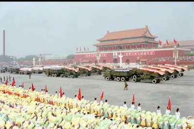 ​中国84年阅兵为何会封神？三段式劈抢杀气腾腾，至今无法超越!