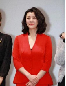 ​她被著名导演相中生下两个儿子，却长达15年被婆婆和女儿嫌弃，如今的生活令人